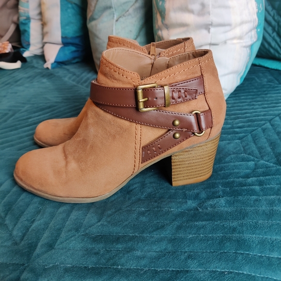 New size 8 brown suede booties - Picture 2 of 4